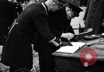 Image Winston Churchill zone bombardée de Grande-Bretagne de visite Royaume-Uni, 1942, de la seconde 41 séquences d'archives historiques vidéo 65675035710