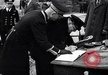 Image Winston Churchill zone bombardée de Grande-Bretagne de visite Royaume-Uni, 1942, de la seconde 42 séquences d'archives historiques vidéo 65675035710