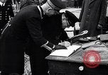 Image Winston Churchill zone bombardée de Grande-Bretagne de visite Royaume-Uni, 1942, de la seconde 43 séquences d'archives historiques vidéo 65675035710