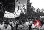 Standbild iranischen Demonstration für die Verstaatlichung der Anglo-Iranian Oil Company Teheran Iran, 1951, aus Sekunde 1 historischem Filmmaterial Videoclip 65675035719