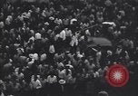 Standbild iranischen Demonstration für die Verstaatlichung der Anglo-Iranian Oil Company Teheran Iran, 1951, aus Sekunde 24 historischem Filmmaterial Videoclip 65675035719