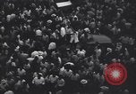 Standbild iranischen Demonstration für die Verstaatlichung der Anglo-Iranian Oil Company Teheran Iran, 1951, aus Sekunde 25 historischem Filmmaterial Videoclip 65675035719
