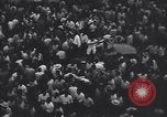 Standbild iranischen Demonstration für die Verstaatlichung der Anglo-Iranian Oil Company Teheran Iran, 1951, aus Sekunde 26 historischem Filmmaterial Videoclip 65675035719