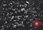 Standbild iranischen Demonstration für die Verstaatlichung der Anglo-Iranian Oil Company Teheran Iran, 1951, aus Sekunde 27 historischem Filmmaterial Videoclip 65675035719