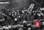 Standbild iranischen Demonstration für die Verstaatlichung der Anglo-Iranian Oil Company Teheran Iran, 1951, aus Sekunde 29 historischem Filmmaterial Videoclip 65675035719