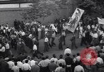 Standbild iranischen Demonstration für die Verstaatlichung der Anglo-Iranian Oil Company Teheran Iran, 1951, aus Sekunde 30 historischem Filmmaterial Videoclip 65675035719