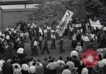 Standbild iranischen Demonstration für die Verstaatlichung der Anglo-Iranian Oil Company Teheran Iran, 1951, aus Sekunde 32 historischem Filmmaterial Videoclip 65675035719