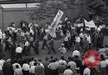 Standbild iranischen Demonstration für die Verstaatlichung der Anglo-Iranian Oil Company Teheran Iran, 1951, aus Sekunde 33 historischem Filmmaterial Videoclip 65675035719