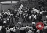 Standbild iranischen Demonstration für die Verstaatlichung der Anglo-Iranian Oil Company Teheran Iran, 1951, aus Sekunde 34 historischem Filmmaterial Videoclip 65675035719
