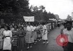 Standbild iranischen Demonstration für die Verstaatlichung der Anglo-Iranian Oil Company Teheran Iran, 1951, aus Sekunde 35 historischem Filmmaterial Videoclip 65675035719