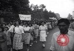 Standbild iranischen Demonstration für die Verstaatlichung der Anglo-Iranian Oil Company Teheran Iran, 1951, aus Sekunde 37 historischem Filmmaterial Videoclip 65675035719