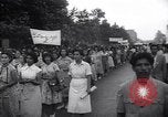 Standbild iranischen Demonstration für die Verstaatlichung der Anglo-Iranian Oil Company Teheran Iran, 1951, aus Sekunde 39 historischem Filmmaterial Videoclip 65675035719