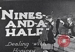 Standbild wicklung der Thread auf Spulen einer Mühle United States USA, 1920, aus Sekunde 3 historischem Filmmaterial Videoclip 65675035760
