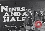 Standbild wicklung der Thread auf Spulen einer Mühle United States USA, 1920, aus Sekunde 4 historischem Filmmaterial Videoclip 65675035760