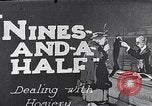 Standbild wicklung der Thread auf Spulen einer Mühle United States USA, 1920, aus Sekunde 5 historischem Filmmaterial Videoclip 65675035760