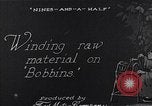 Standbild wicklung der Thread auf Spulen einer Mühle United States USA, 1920, aus Sekunde 26 historischem Filmmaterial Videoclip 65675035760