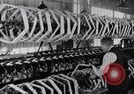 Standbild wicklung der Thread auf Spulen einer Mühle United States USA, 1920, aus Sekunde 31 historischem Filmmaterial Videoclip 65675035760