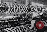 Standbild wicklung der Thread auf Spulen einer Mühle United States USA, 1920, aus Sekunde 32 historischem Filmmaterial Videoclip 65675035760