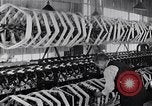 Standbild wicklung der Thread auf Spulen einer Mühle United States USA, 1920, aus Sekunde 33 historischem Filmmaterial Videoclip 65675035760