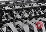 Standbild wicklung der Thread auf Spulen einer Mühle United States USA, 1920, aus Sekunde 37 historischem Filmmaterial Videoclip 65675035760