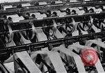 Standbild wicklung der Thread auf Spulen einer Mühle United States USA, 1920, aus Sekunde 38 historischem Filmmaterial Videoclip 65675035760