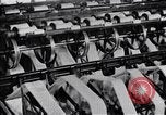 Standbild wicklung der Thread auf Spulen einer Mühle United States USA, 1920, aus Sekunde 39 historischem Filmmaterial Videoclip 65675035760
