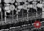 Standbild wicklung der Thread auf Spulen einer Mühle United States USA, 1920, aus Sekunde 54 historischem Filmmaterial Videoclip 65675035760