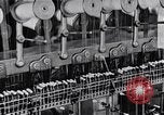 Standbild wicklung der Thread auf Spulen einer Mühle United States USA, 1920, aus Sekunde 55 historischem Filmmaterial Videoclip 65675035760