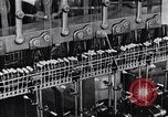 Standbild wicklung der Thread auf Spulen einer Mühle United States USA, 1920, aus Sekunde 56 historischem Filmmaterial Videoclip 65675035760