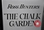Standbild Der Chalk Garden United States USA, 1964, aus Sekunde 8 historischem Filmmaterial Videoclip 65675035793