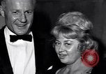 Standbild Einladungs Premier von Ross Hunter film Chalk Garden United States USA, 1964, aus Sekunde 15 historischem Filmmaterial Videoclip 65675035794