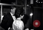 Standbild Einladungs Premier von Ross Hunter film Chalk Garden United States USA, 1964, aus Sekunde 26 historischem Filmmaterial Videoclip 65675035794