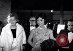 Standbild Einladungs Premier von Ross Hunter film Chalk Garden United States USA, 1964, aus Sekunde 27 historischem Filmmaterial Videoclip 65675035794