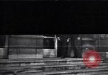 Standbild Charlie Chaplin und Oona O'Neill Paris Frankreich, 1951, aus Sekunde 1 historischem Filmmaterial Videoclip 65675035796