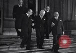 Standbild Charlie Chaplin und Oona O'Neill Paris Frankreich, 1951, aus Sekunde 8 historischem Filmmaterial Videoclip 65675035796
