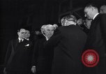Standbild Charlie Chaplin und Oona O'Neill Paris Frankreich, 1951, aus Sekunde 11 historischem Filmmaterial Videoclip 65675035796