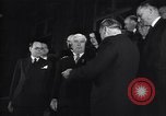 Standbild Charlie Chaplin und Oona O'Neill Paris Frankreich, 1951, aus Sekunde 12 historischem Filmmaterial Videoclip 65675035796