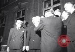 Standbild Charlie Chaplin und Oona O'Neill Paris Frankreich, 1951, aus Sekunde 13 historischem Filmmaterial Videoclip 65675035796