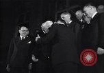 Standbild Charlie Chaplin und Oona O'Neill Paris Frankreich, 1951, aus Sekunde 15 historischem Filmmaterial Videoclip 65675035796