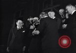 Standbild Charlie Chaplin und Oona O'Neill Paris Frankreich, 1951, aus Sekunde 16 historischem Filmmaterial Videoclip 65675035796