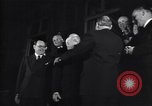 Standbild Charlie Chaplin und Oona O'Neill Paris Frankreich, 1951, aus Sekunde 17 historischem Filmmaterial Videoclip 65675035796