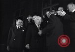 Standbild Charlie Chaplin und Oona O'Neill Paris Frankreich, 1951, aus Sekunde 18 historischem Filmmaterial Videoclip 65675035796
