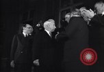 Standbild Charlie Chaplin und Oona O'Neill Paris Frankreich, 1951, aus Sekunde 19 historischem Filmmaterial Videoclip 65675035796