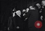 Standbild Charlie Chaplin und Oona O'Neill Paris Frankreich, 1951, aus Sekunde 21 historischem Filmmaterial Videoclip 65675035796