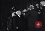 Standbild Charlie Chaplin und Oona O'Neill Paris Frankreich, 1951, aus Sekunde 22 historischem Filmmaterial Videoclip 65675035796