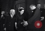 Standbild Charlie Chaplin und Oona O'Neill Paris Frankreich, 1951, aus Sekunde 24 historischem Filmmaterial Videoclip 65675035796