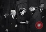 Standbild Charlie Chaplin und Oona O'Neill Paris Frankreich, 1951, aus Sekunde 25 historischem Filmmaterial Videoclip 65675035796