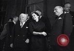 Standbild Charlie Chaplin und Oona O'Neill Paris Frankreich, 1951, aus Sekunde 26 historischem Filmmaterial Videoclip 65675035796