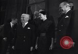 Standbild Charlie Chaplin und Oona O'Neill Paris Frankreich, 1951, aus Sekunde 27 historischem Filmmaterial Videoclip 65675035796