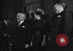 Standbild Charlie Chaplin und Oona O'Neill Paris Frankreich, 1951, aus Sekunde 28 historischem Filmmaterial Videoclip 65675035796